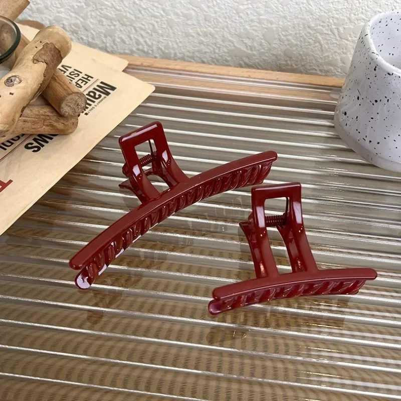 Plastic red hair claw womens large geometric acrylic crab hair clip elegant bucket clip womens fashionable hair clip Y2504012