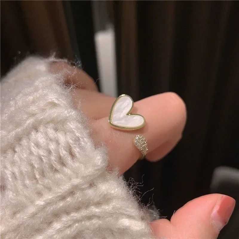 Exquisite zircon white open ring suitable for womens fashionable personalized daily Accord party jewelry birthday giftXJ250412