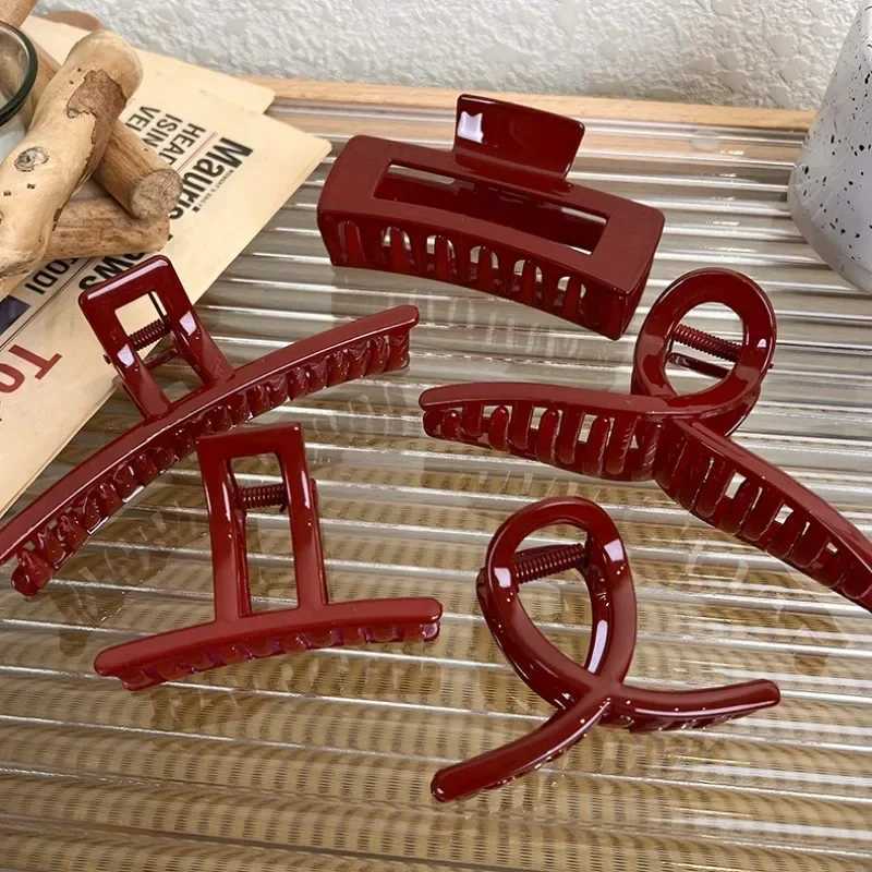 Plastic red hair claw womens large geometric acrylic crab hair clip elegant bucket clip womens fashionable hair clip Y2504012