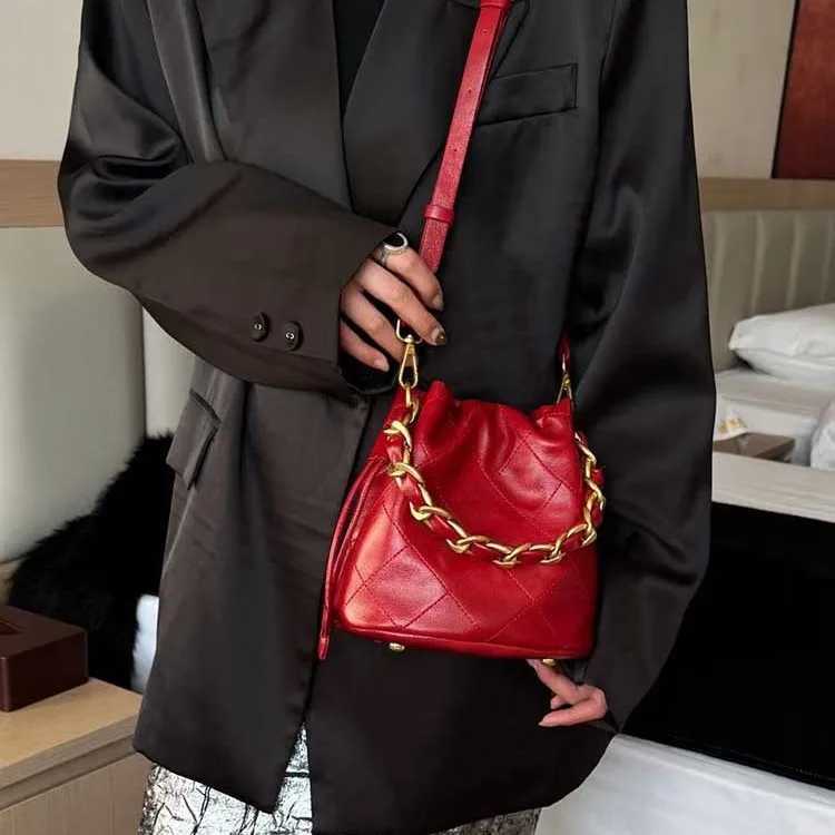 Luxury designer leather quilted dry bucket bag suitable for women with chain strap cross body handbag used for daily commutingXJ250412