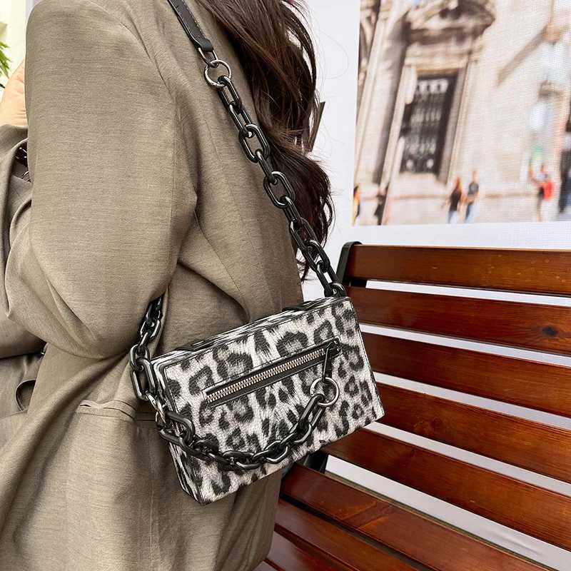 New 2025 Korean Chain Shoulder Bag for Women Minimalist Shoulder Crossbody Purse Fashionable Handbag GiftW251112