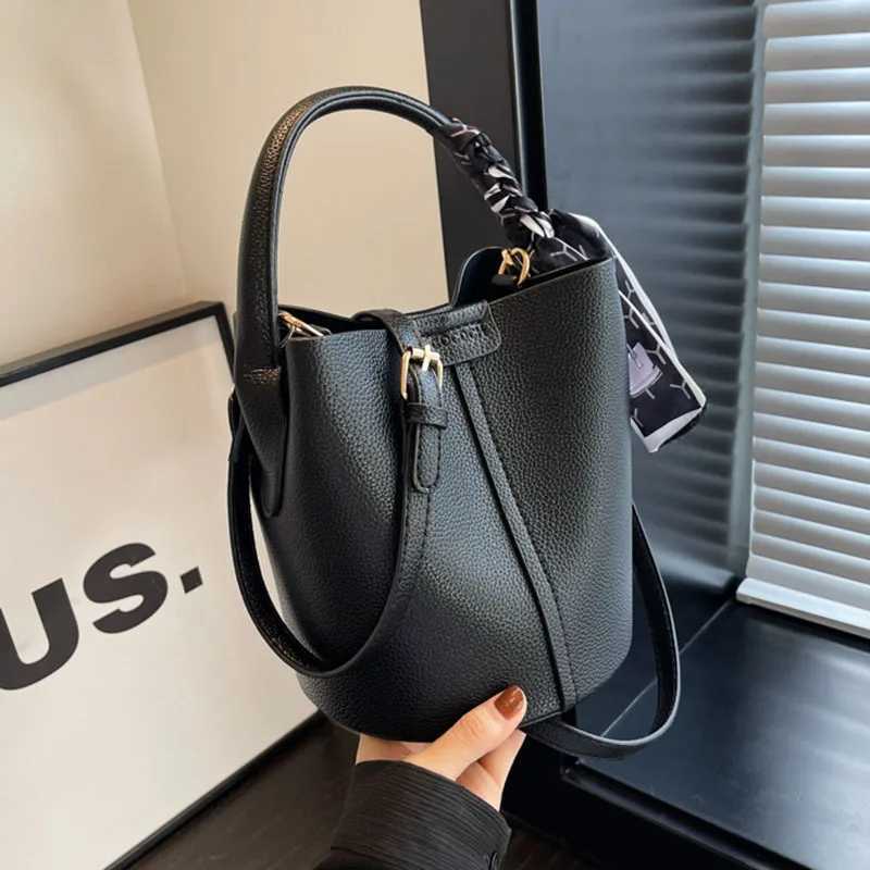 Luxury womens shoulder bag and cross bag red PU bucket dual-use womens bag 2024 Fi Versatile handbag and walletXJ250412