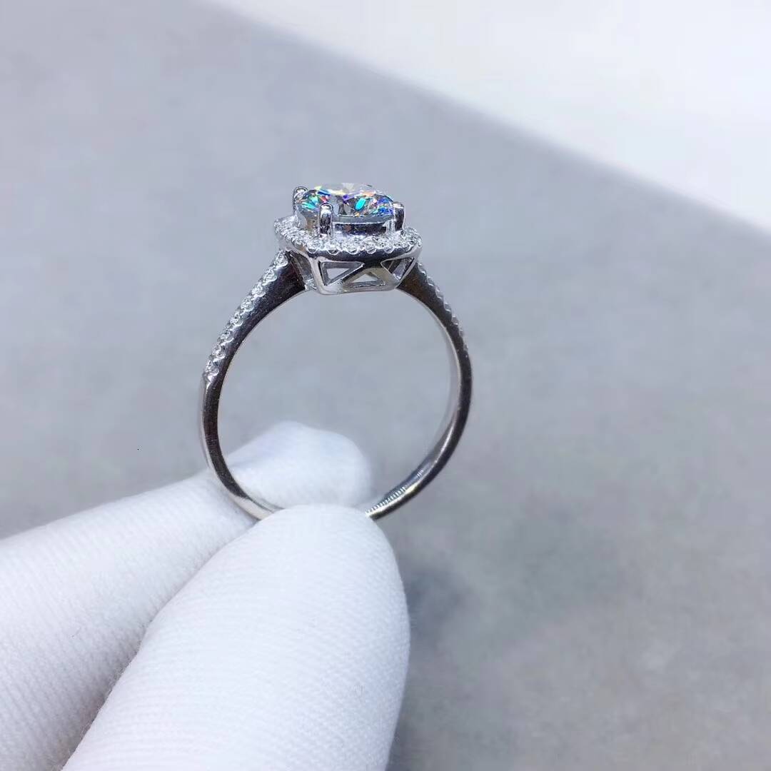 Classic Trendy 1ct Cushion Look Halo 14K White Gold 65mm Moissanite Gemstone Ring for Girls 18K Inlaid Fashionable