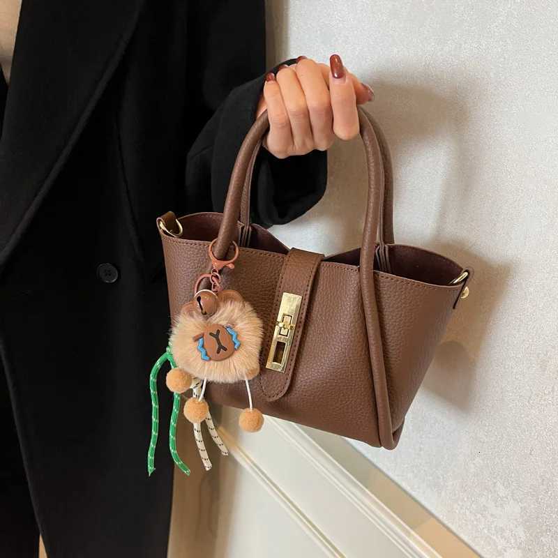 2026 Hot Selling Casual Chic Slant Cross Bucket Bag Leather Commuting Single Shoulder Bag High-End Luxury Womens Handbag FemaleT2511112