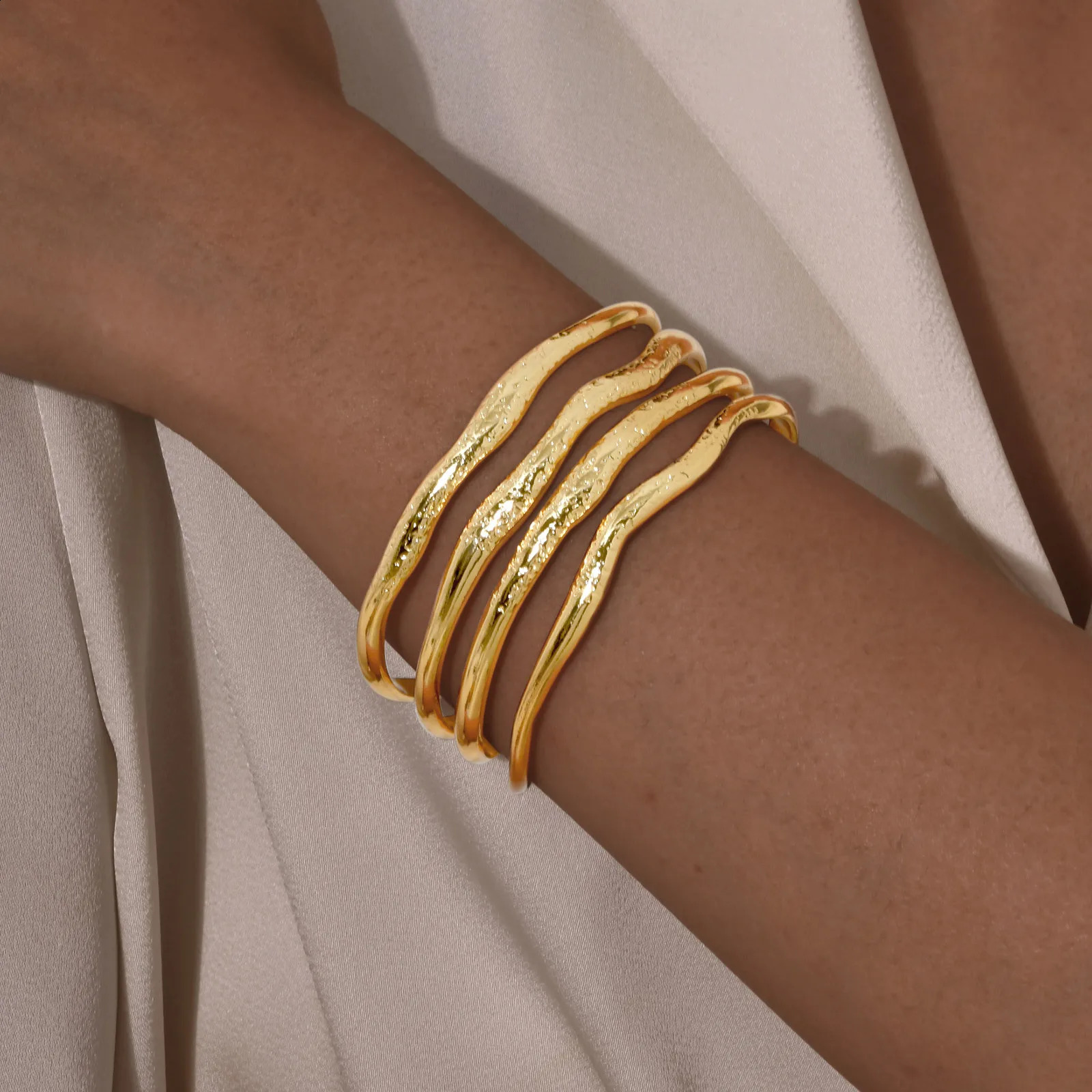 Short and chubby wide cuff starfish bracelet for women 18K genuine goldplated open stainless steel jewelry 250410