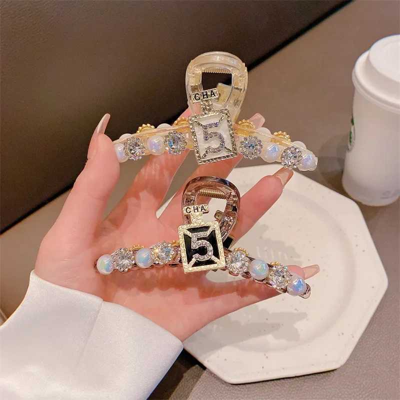 Home>Products>Luxury Womens Pearl Water Diamond Grab Clamp Versatile Shark Clamp Rear Spoon Plate Hairclip Y2504012