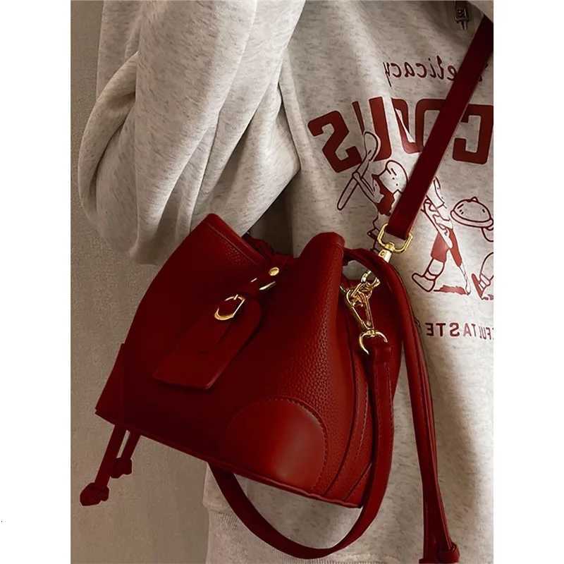 Red French Style Bucket No Zipper Shoulder Bag 2025 New Solid Niche Design Mini Fashion Crossbody Bags Women Versatile Carry BagT2511112