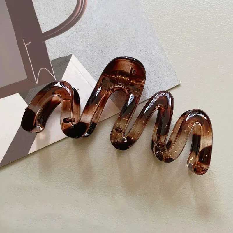 Womens Y2K wave high gloss amber brown 11cm/4.33 inch large lightweight plastic hair clip elegant minimalist hair accessory Y2504012