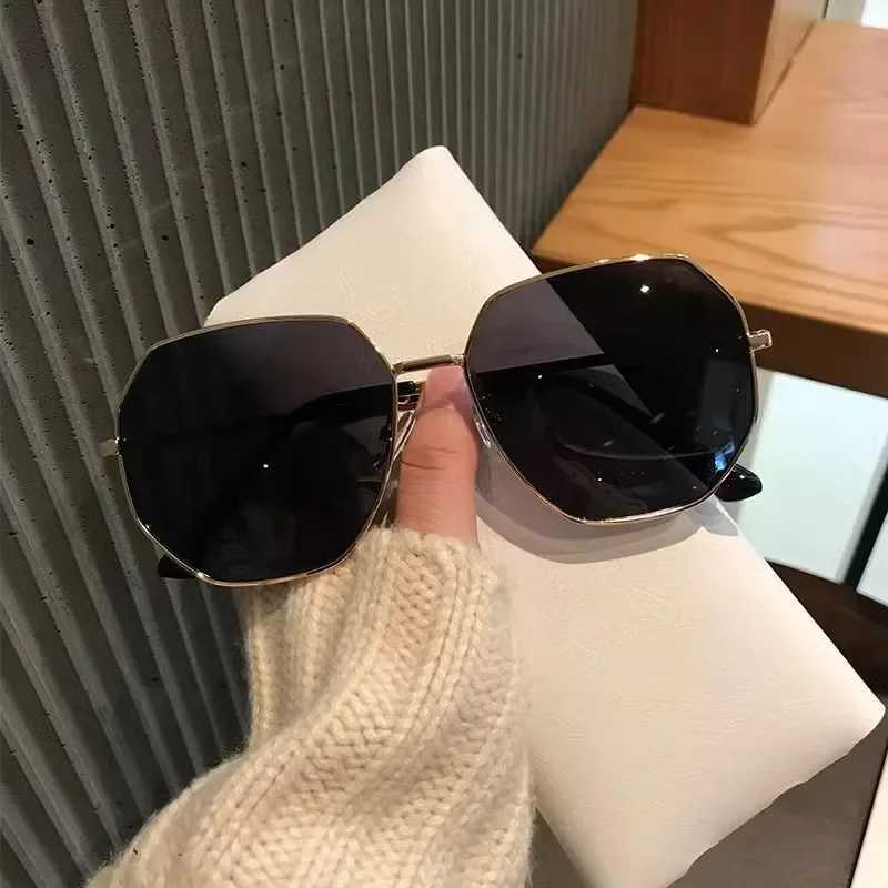 2024 New Ins Popular Hexagon Sunlasses Women Men Brand Designer Alloy Frame Polygon Beach Sun Glasses for Women Travel Eyewear Z250411