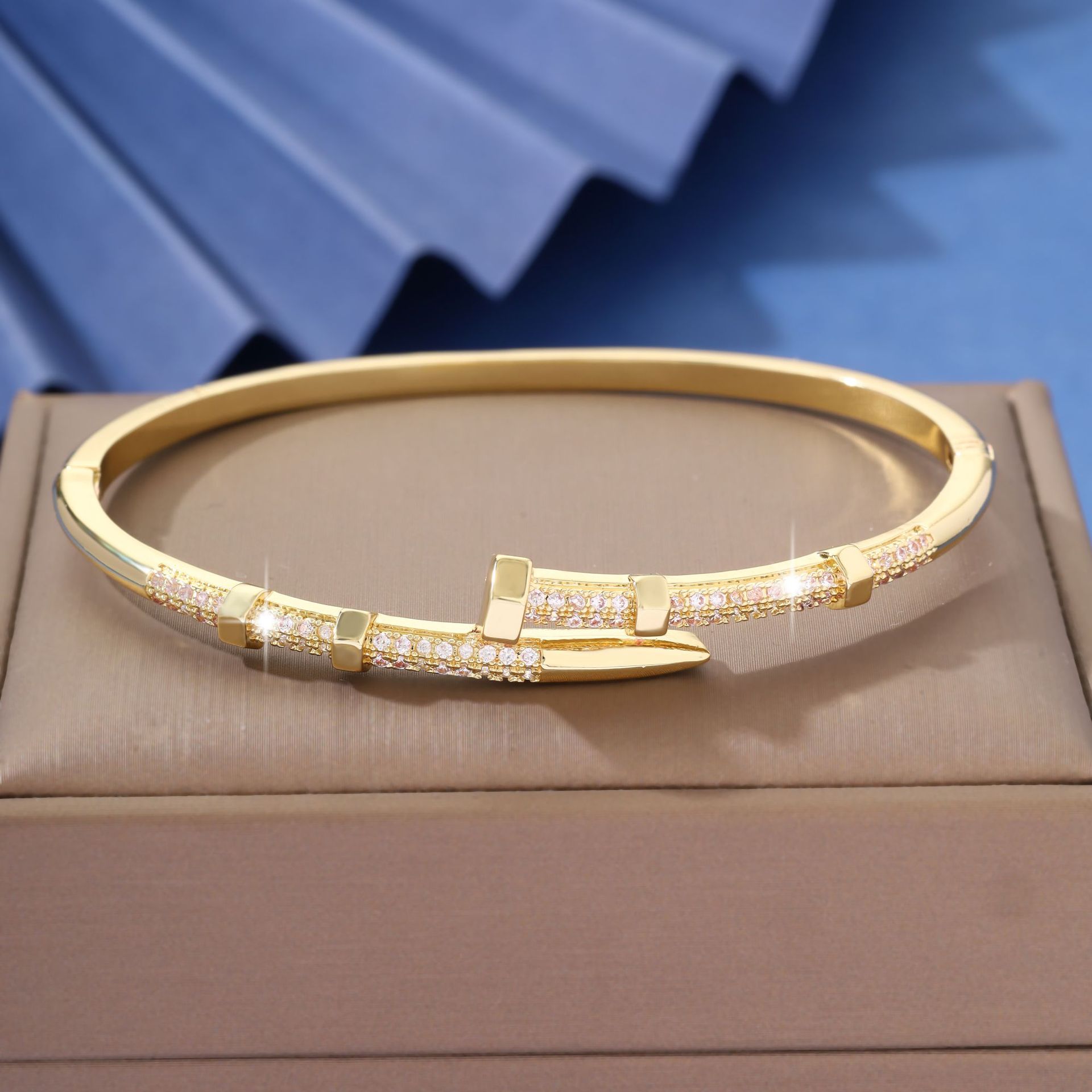 Fashion Designer Bangle Cuff Bracelets Paved AAA Zircon Diamond Nail Cross Shape Gold Plated Trendy Versatile Jewelry Factory Wholesale