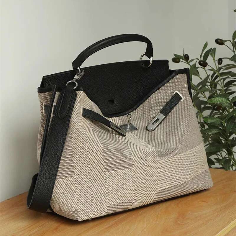 High-Sense Large-Capacity Checkered Leather Large-Size Commuter Handbag Single-Shouldered Notebook Lock Tote Bag
