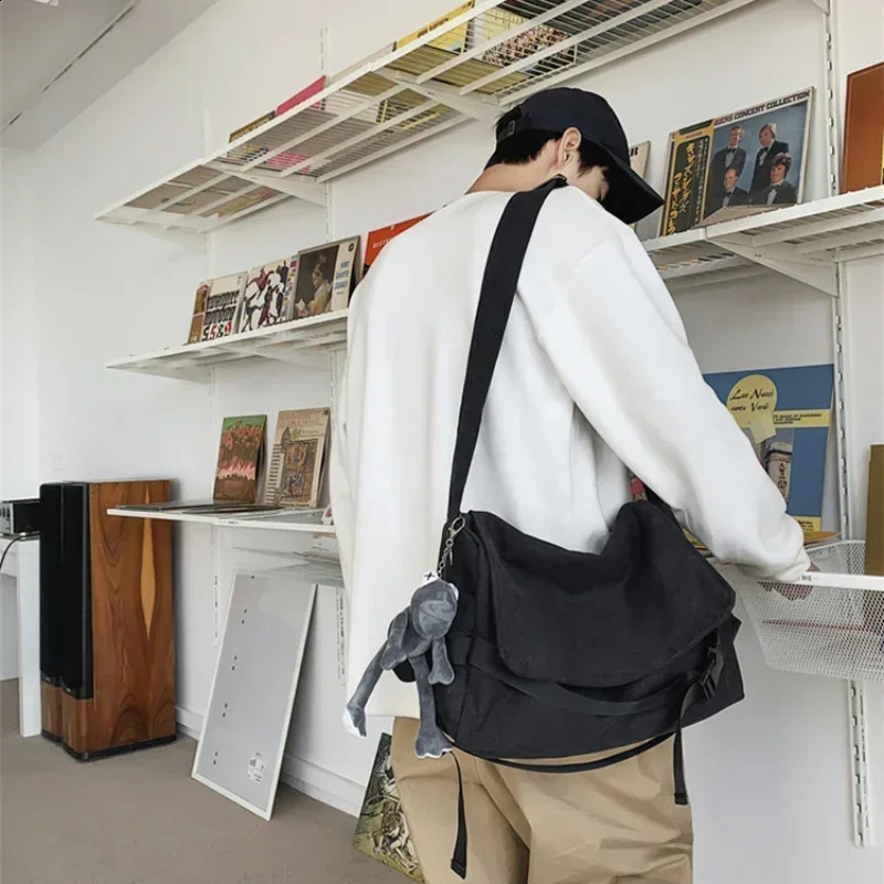 Canvas messenger bag ladies large capacity handbag shoulder bag teenage student school bag fashionable mens cross body bag 250411