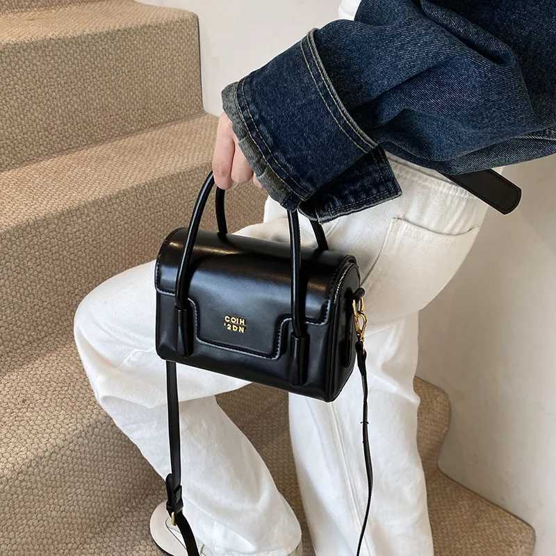 Luxury designer lock oil PU leather womens handbag cross body bag flip cover handbagXJ250412