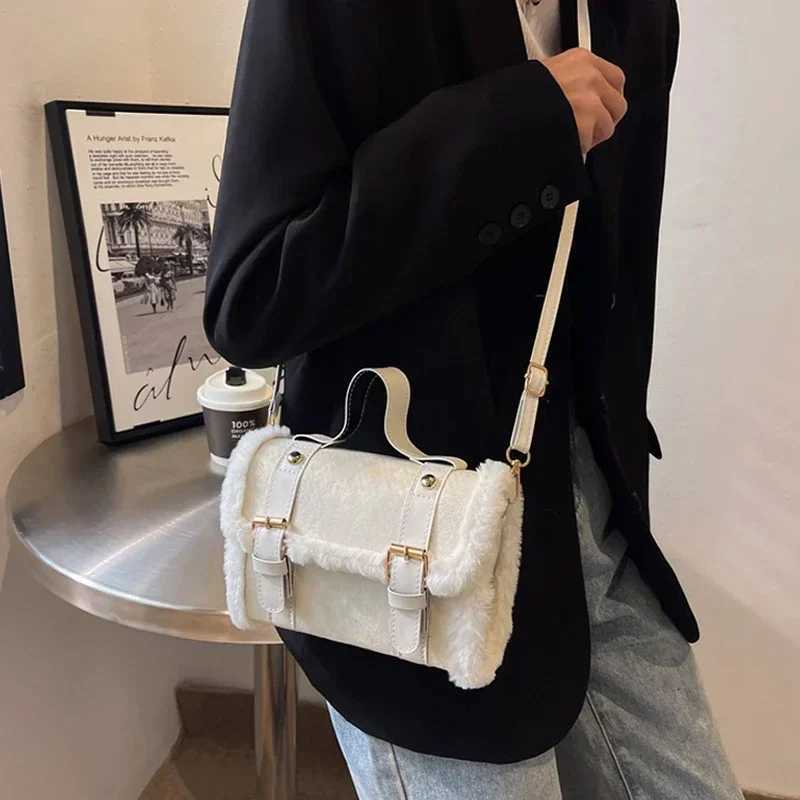 Winter Women Crossbody/shoulder Bag New Lamb Plush Velvet Bag Lady Small Square Handbag PU Leather and Soft Plush Messenger BagT2511112