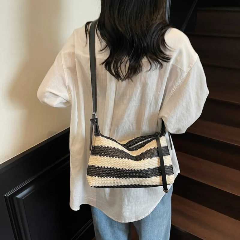 Trendy Womens Tote Bags By Famous Designer In Premium Leather - Popular Classic Elegant Crossbody HandbagsW251111