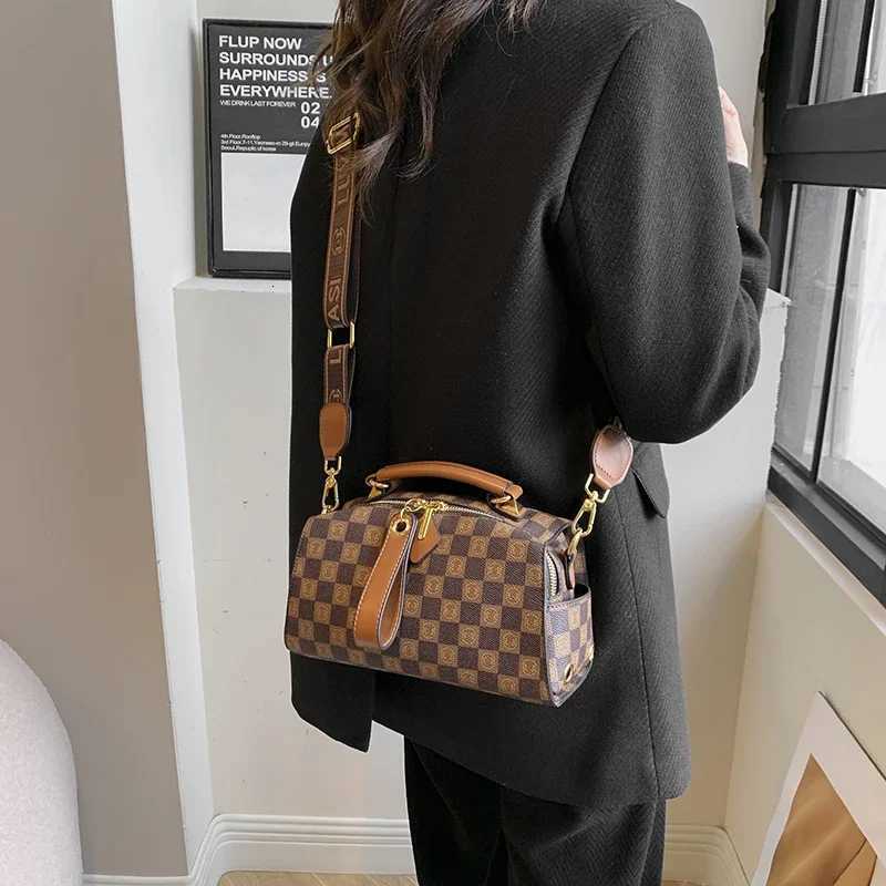 2025High-Quality Womens Messenger Bag Retro Style Handbag Luxury Designer Zipper Shoulder Bag For LadiesW251111