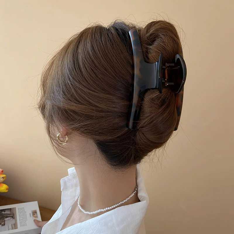 Leopard print large curved cross square geometric acrylic hair clip suitable for womens retro style shark clip charming head accessory Y2504012