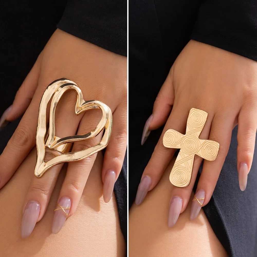 Vintage luxury personalized gold stainless steel large heart-shaped ring suitable for womens punk cross hip-hop rock party jewelryXJ250412