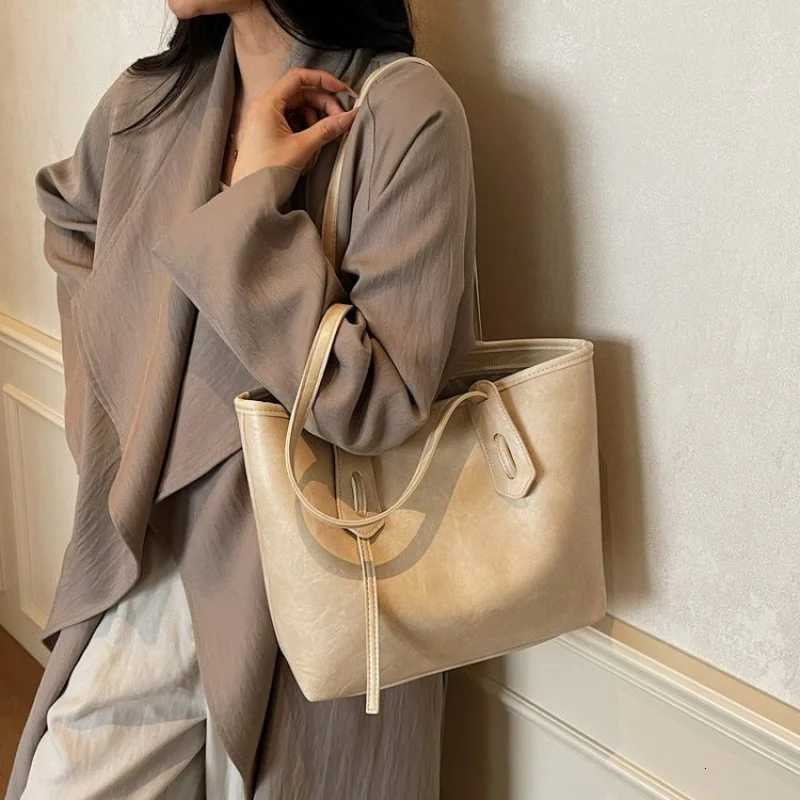 Elegant Women Messenger Bag Made Of Premium Leather Boasting Casual Vintage Feel And Adjustable Strap For Daily CarryW251111