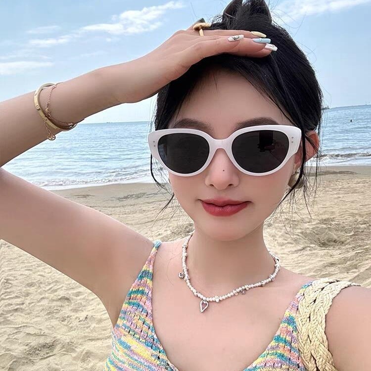 New fashionable street photography UV resistant sunglasses, spicy girl style small frame oval cat eye sunglasses