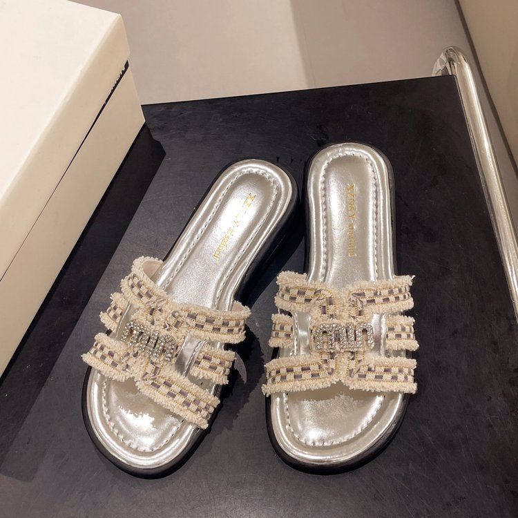 Ladies 2025 summer slippers outside wearing new summer female shoes fairy everything look flat beach flip-flops