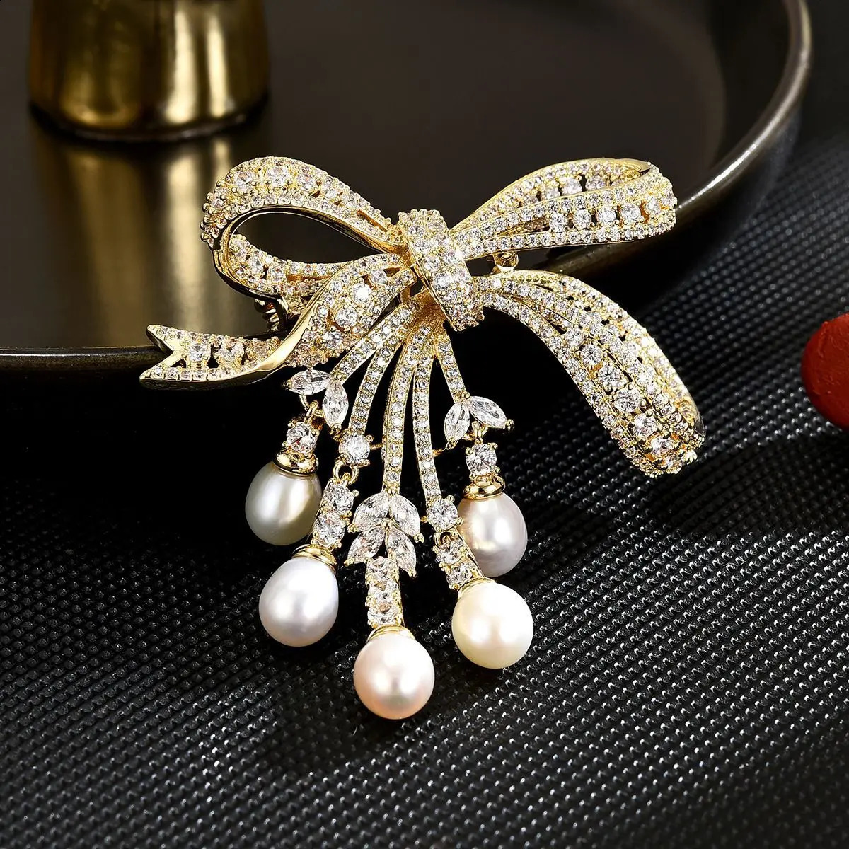 High end fashionable lamp luxurious micro inlaid zirconia bow brooch natural freshwater pearl corset accessory brooch 250407