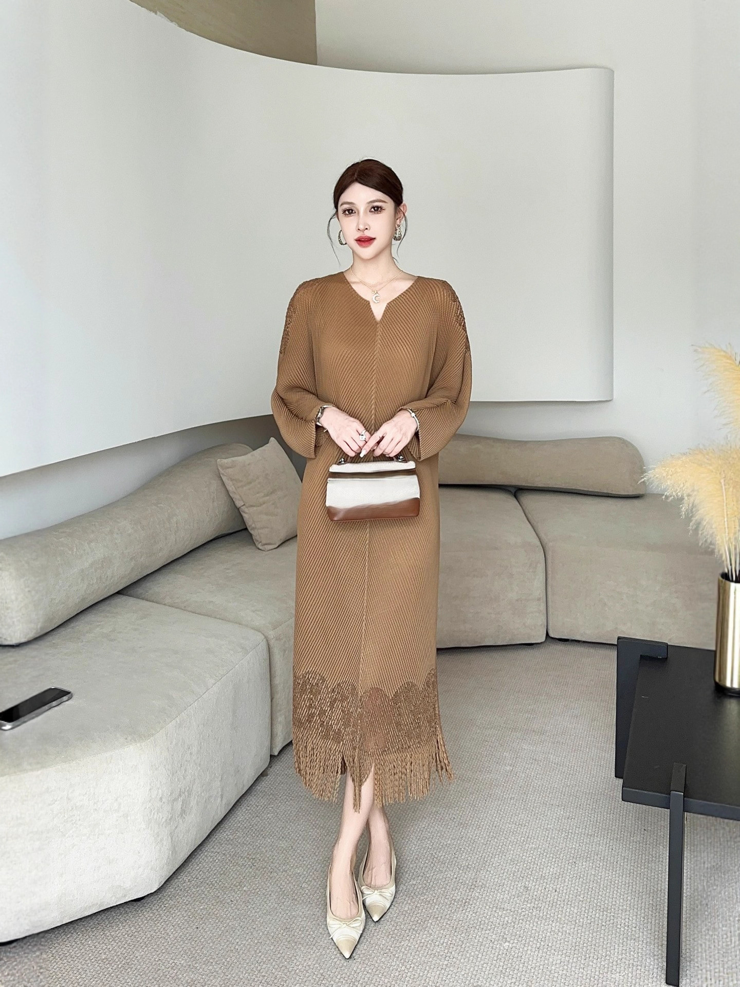 A3303 Pleated dress with tassel trim at the hem, V-neck, long sleeves, mid-length, Miyake dress