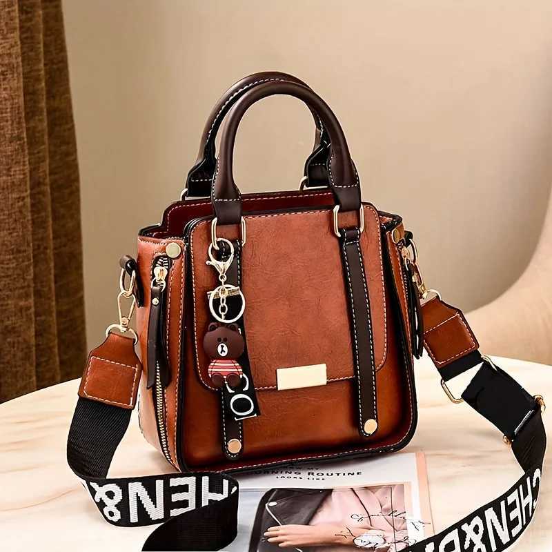 Simple and Casual 2025 New Retro Womens Mini Handbag Color Contrast Crossbody Bag Fashion PU Leather Square WalletT2511112
