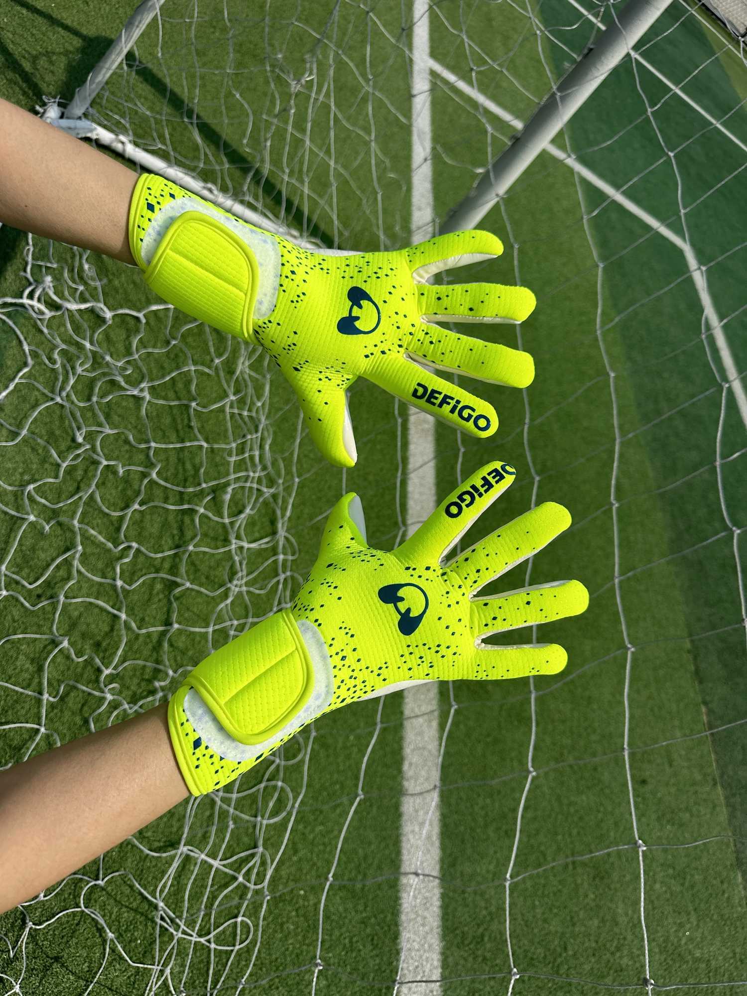 New Soccer Goalkeeper Gloves Match Grade Goalkeeper Gloves Non-Slip Latex Training Gloves For Adults And ChildrenW251112
