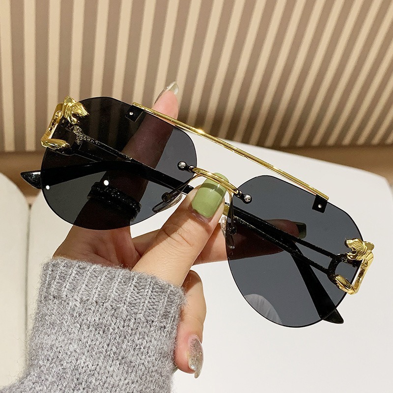 New fashionable high-end sunglasses for men women, with a big face and slim leopard head, popular on the internet. Same style