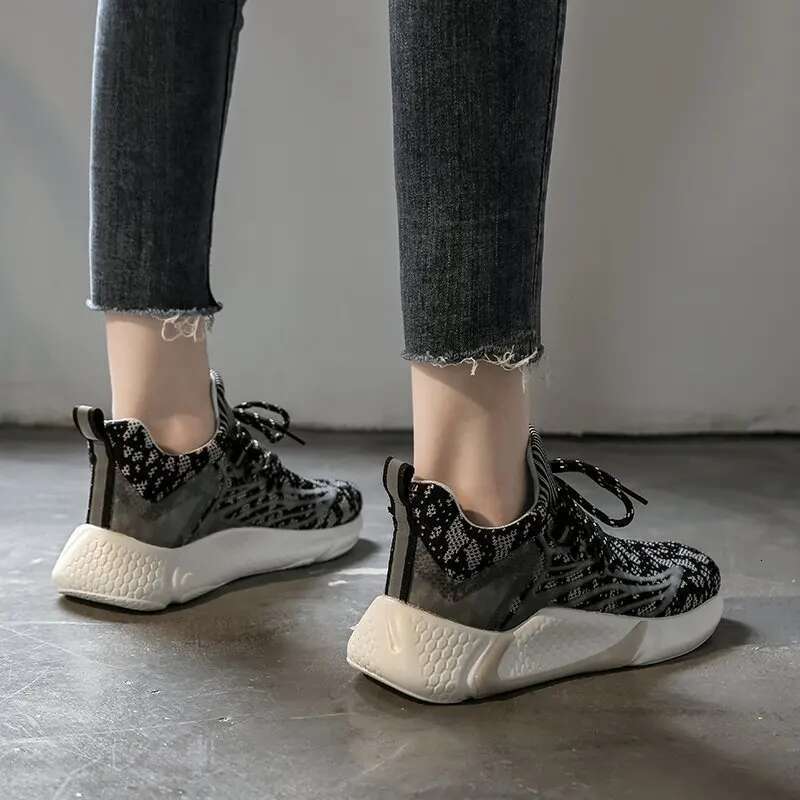 2025 Summer New Running and Leisure Lightweight Designer Fashion Walking Shoes Breathable Women's Outdoor Sports Tennis Shoes