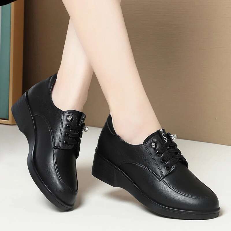 2025 New Fashionable Women's Solid Color Single Thick Bottom Designer Fashion Flat Shoes, Casual Breathable Walking and Running Soft Leather Shoe