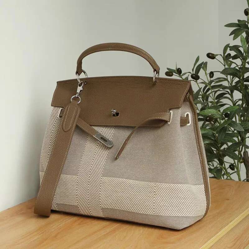 High-Sense Large-Capacity Checkered Leather Large-Size Commuter Handbag Single-Shouldered Notebook Lock Tote Bag