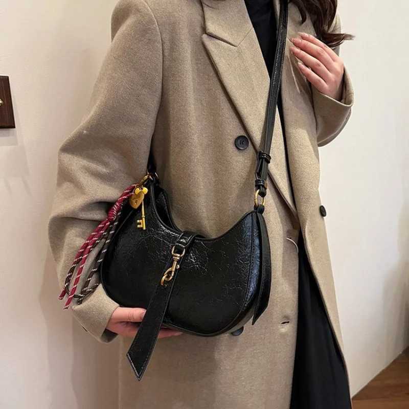 Fashionable Womens Tote Bag Crafted From Leather Featuring Classic Paris Inspired And Trendy Vintage DesignW251111