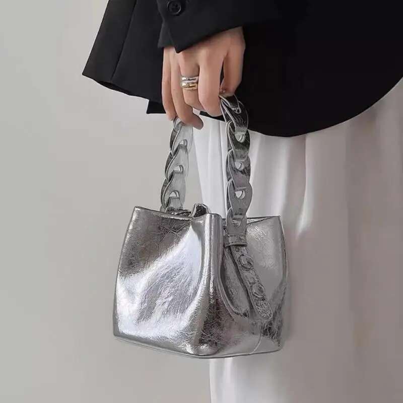 2024 New Fashion Sier Patent Leather Shiny Surface Bucket Shaped Handbag For Dinner Party Temperament Diagonal Cross Bag Trend