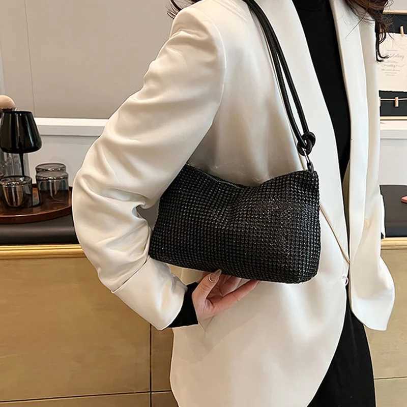 Ladies handbags can be worn over the shoulder crossbody or carried by hand suitable for travel and shopping Crossbody bagsT2511112