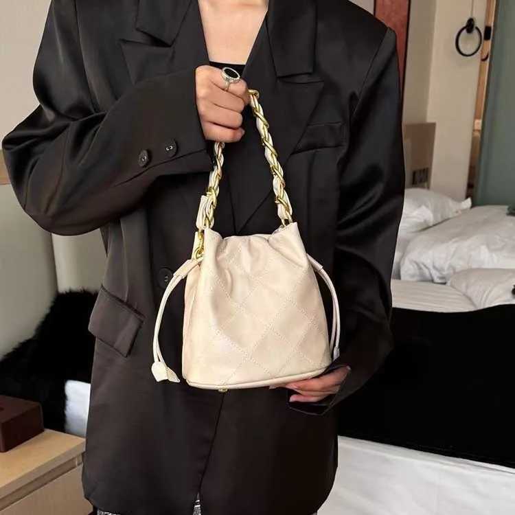 Luxury designer leather quilted dry bucket bag suitable for women with chain strap cross body handbag used for daily commutingXJ250412