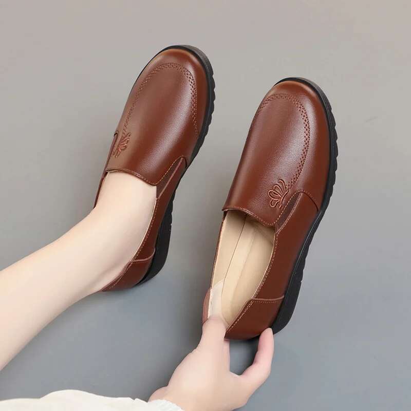 2025 new flat shoes with soft round toe, flat bottom, anti slip, women's casual designer, fashionable leather shoes