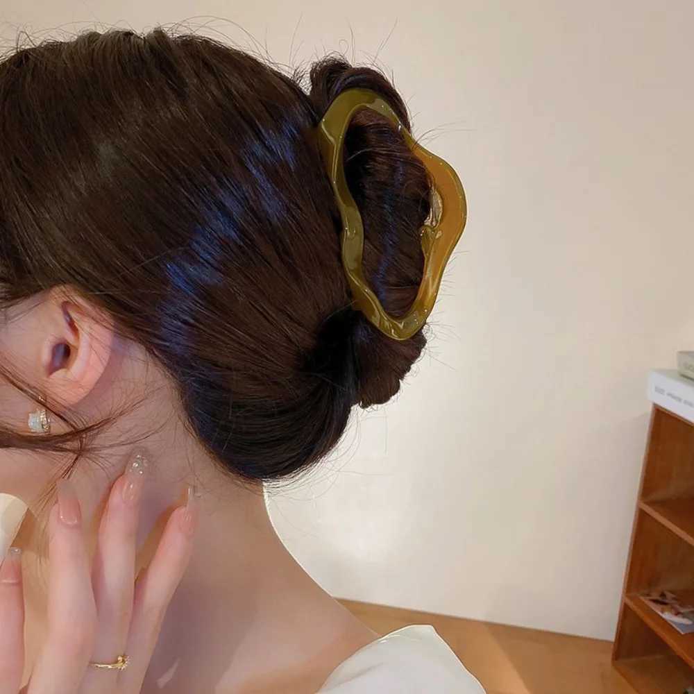 Elegant cloud hollow hair clip womens jelly acrylic hair clip plastic irregular barrel hair clip Y2504012