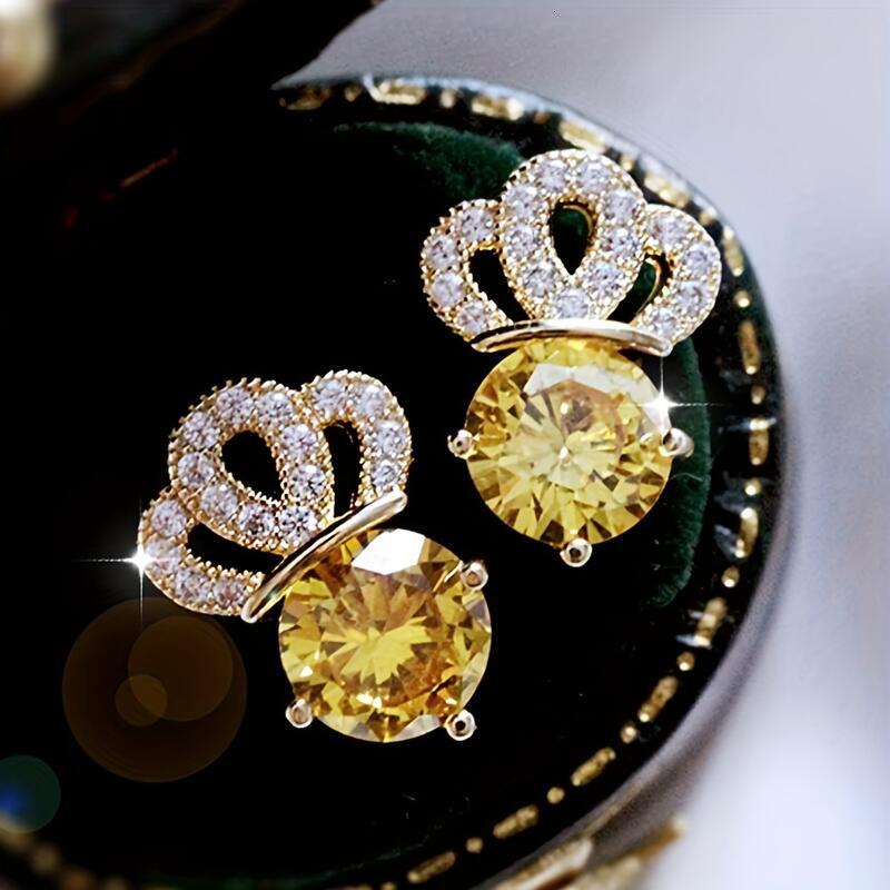 Star K 10k Gold Round 7mm Screw Back Stud Earrings Crown Top with Embellishment Stone