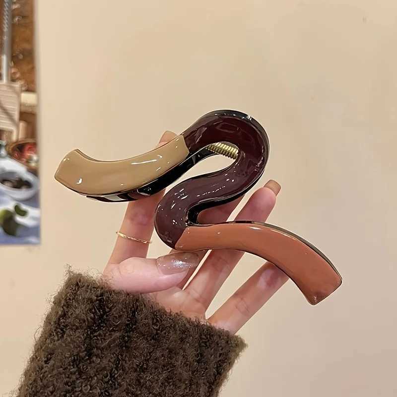 Large wave hair claw clip designed by French minimalists for women high-end shark clip 2025 new style Updos hair accessories. Y2504012