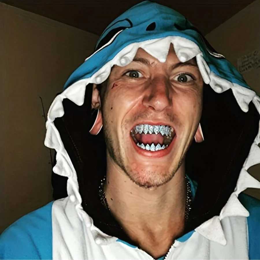 1 piece of Halloween new 1414Cool teeth decoration 8 point tooth style vampire zircon hip-hop teeth decoration neutral dentures Co. Ltd W250412