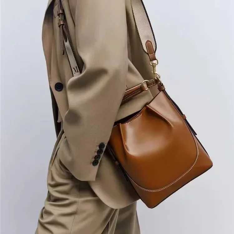2024 New ZA Womens Brown Folded Binding Mouth Carrying Bucket Wide Shoulder Strap Cross Body Bag Womens Full MahXJ250412
