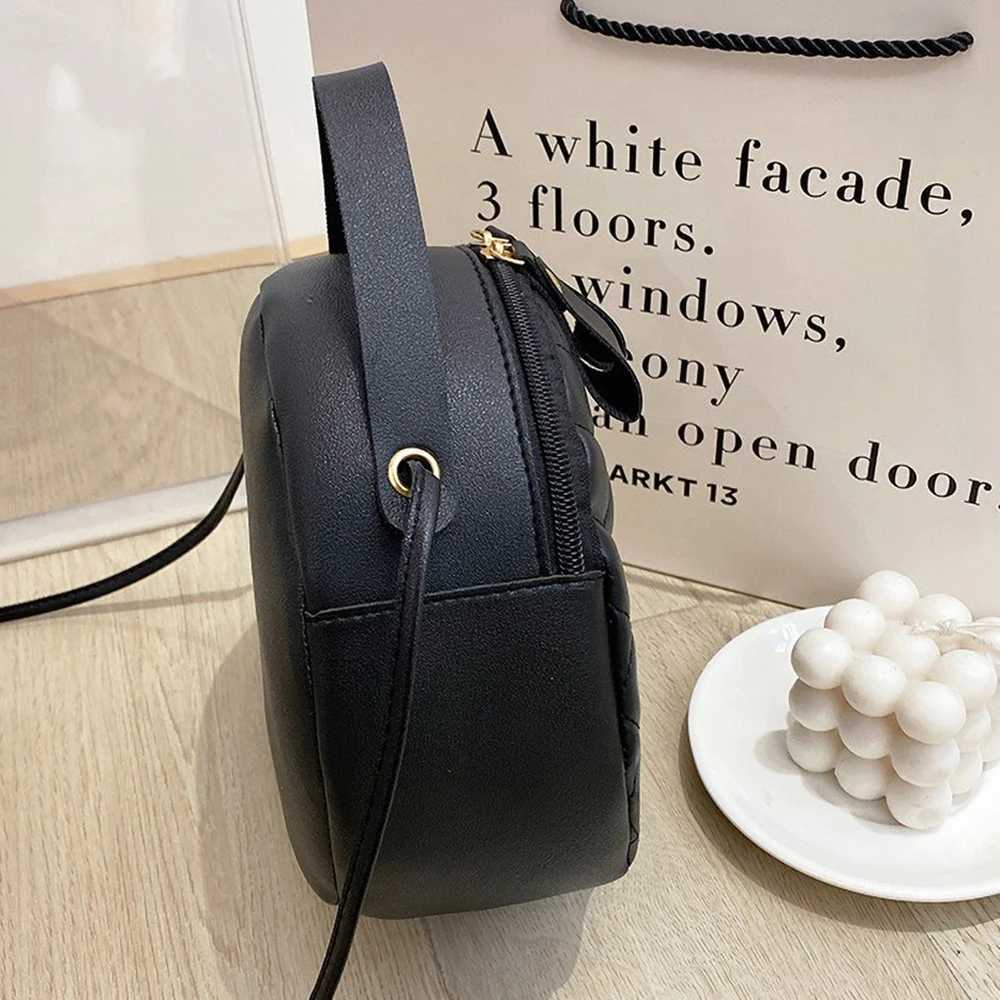 Leisure diamond patterned embroidered hand-held small round bag new fashionable and simple double heron decoration womens crosT2511112