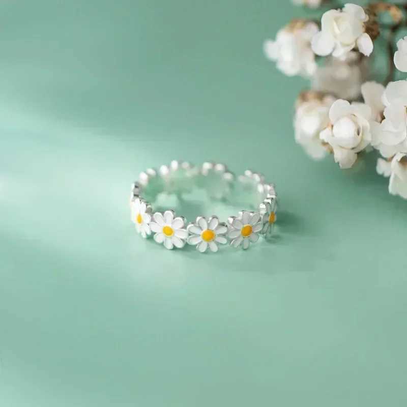 Fashionable Retro Daisy Wreath Female Style Adjustable Open Finger Ring Bridal Engagement Statement JewelryXJ250412