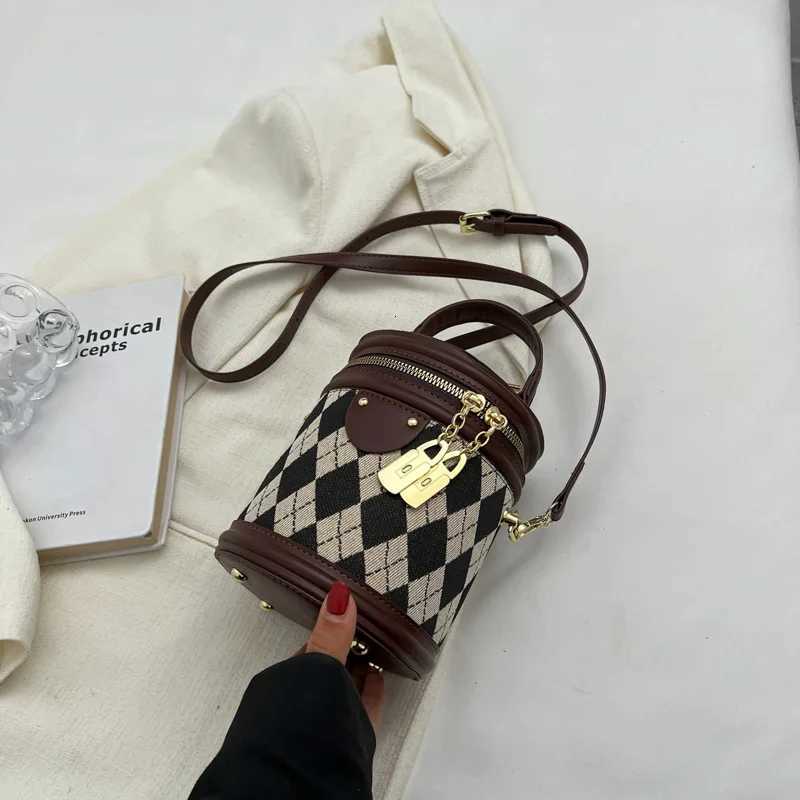 High End Fashion Womens Hand-held Bucket Bag 2024 New Versatile Mobile Phone Small Bag Casual Single Shoulder Diagonal CrossBagT2511112