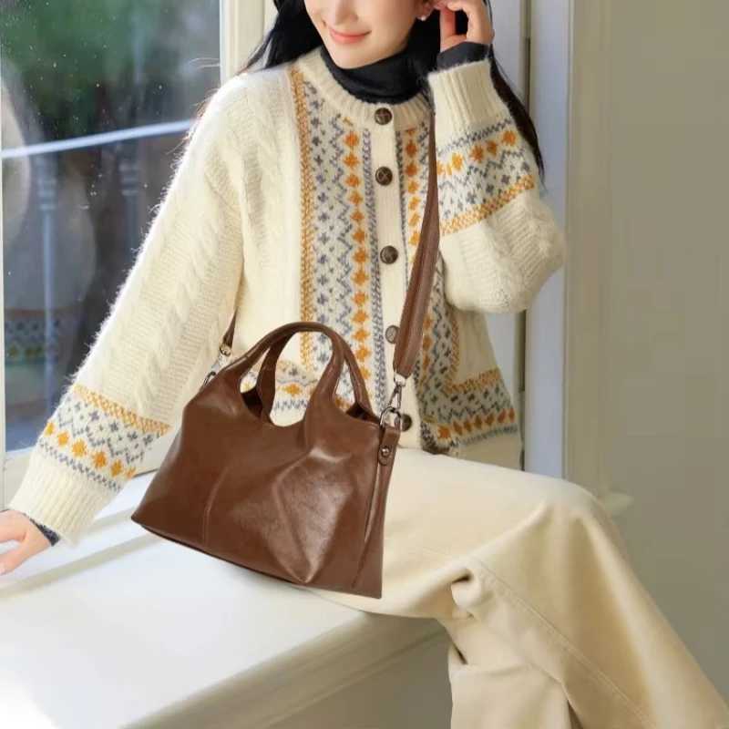 Solid Color Retro Elegant Pu Soft Handbag 2025 New Model for Women Simple and Versatile Large Capacity Crossbody BagC250412