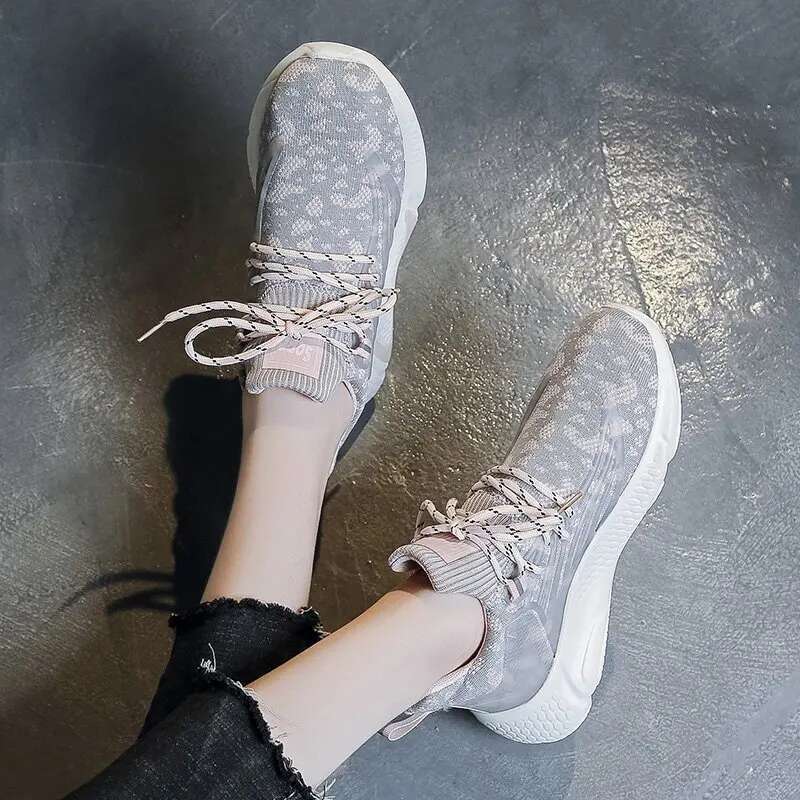 2025 Summer New Running and Leisure Lightweight Designer Fashion Walking Shoes Breathable Women's Outdoor Sports Tennis Shoes