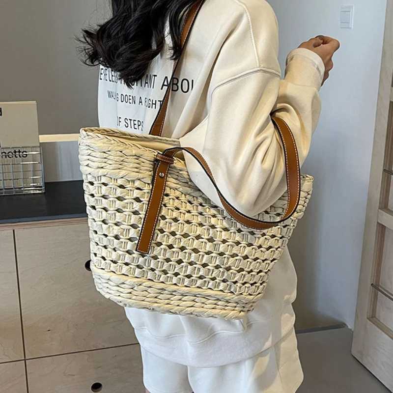 Summer hand drawn Str beach womens handbag 2025 retro hollow outer basket Rattan handbag shoulder bag new beach bagXJ250412