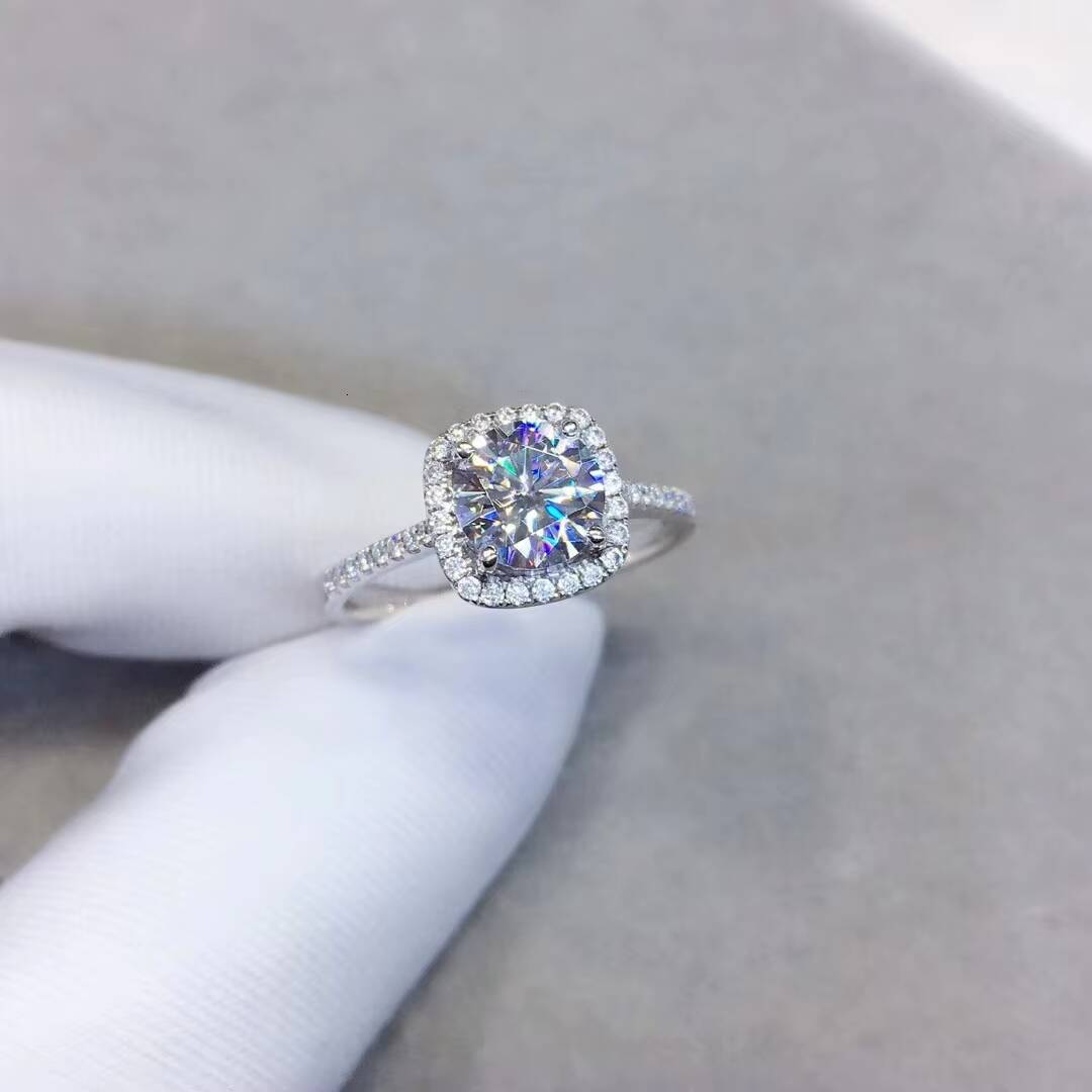 Classic Trendy 1ct Cushion Look Halo 14K White Gold 65mm Moissanite Gemstone Ring for Girls 18K Inlaid Fashionable